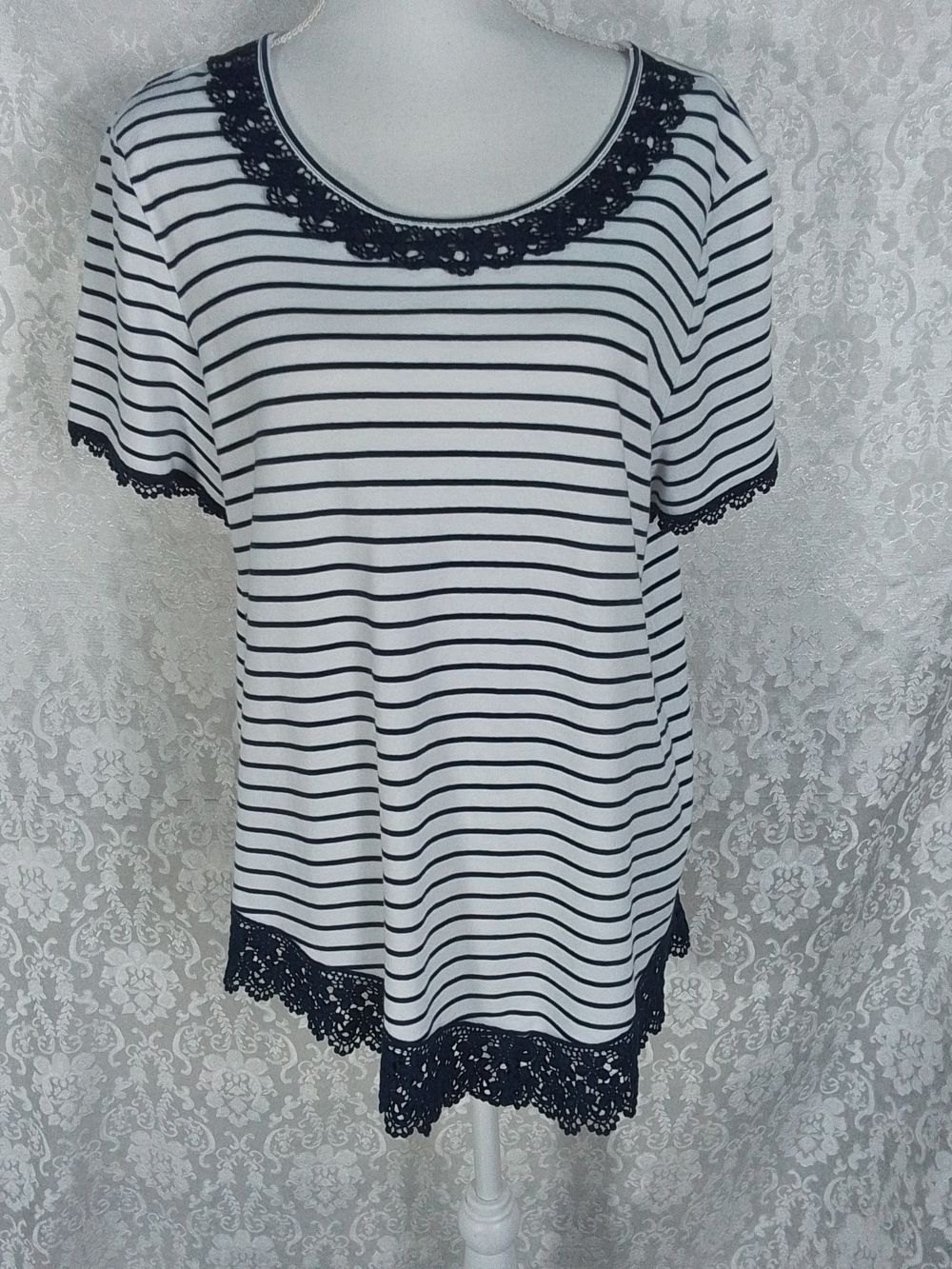 Alfred Dunner white with navy striped lace-trim women's short sleeved top L